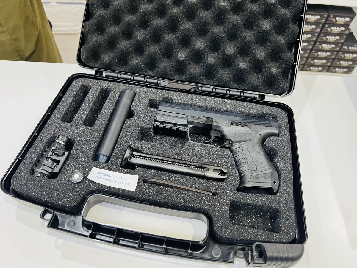 Akimotohkr's tweet photo. 拳銃できた https://t.co/j67DW6NoG6