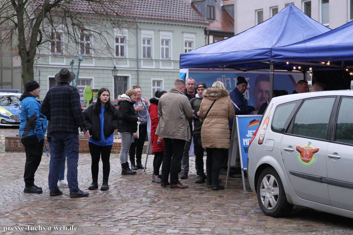 Pressefuchs_Brb's tweet photo. 1/3 In #Angermünde veranstaltete die AfD #Uckermark am Freitag ihr erstes von vier geplanten Wahlkampffesten anlässlich der #Bundestagswahl. Die Veranstaltung wurde von vielen Jugendlichen besucht, die vereinzelt die "White-Power Geste" zeigten.

33 Fotos: https://t.co/Oak1xrAHvv https://t.co/WKodHJ9yyw