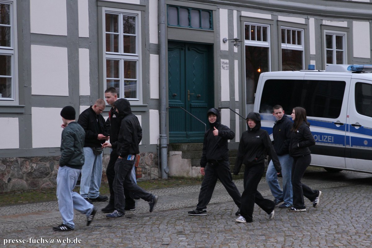 Pressefuchs_Brb's tweet photo. 1/3 In #Angermünde veranstaltete die AfD #Uckermark am Freitag ihr erstes von vier geplanten Wahlkampffesten anlässlich der #Bundestagswahl. Die Veranstaltung wurde von vielen Jugendlichen besucht, die vereinzelt die "White-Power Geste" zeigten.

33 Fotos: https://t.co/Oak1xrAHvv https://t.co/WKodHJ9yyw