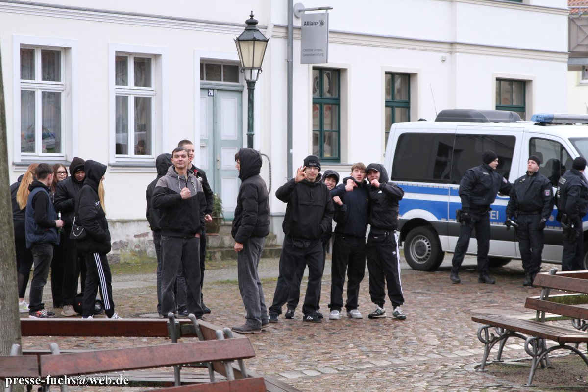 Pressefuchs_Brb's tweet photo. 1/3 In #Angermünde veranstaltete die AfD #Uckermark am Freitag ihr erstes von vier geplanten Wahlkampffesten anlässlich der #Bundestagswahl. Die Veranstaltung wurde von vielen Jugendlichen besucht, die vereinzelt die "White-Power Geste" zeigten.

33 Fotos: https://t.co/Oak1xrAHvv https://t.co/WKodHJ9yyw