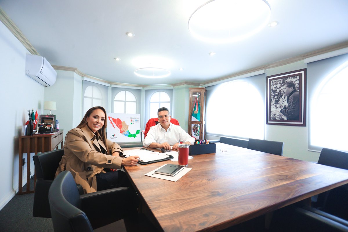 alitomorenoc's tweet photo. ¡El PRI Estado de México avanza a paso firme! Me reuní con mi amiga @CristinaRuiz_S, Presidenta del @PRI_EDOMEX, una mujer de resultados y compromiso con su tierra.

Vamos con todo, con estructura, con liderazgo y con la fuerza de nuestra militancia. No hay espacio para titubeos, estamos listos para dar la batalla y defender a México, así como lo haremos en Veracruz y Durango, en donde vamos a ganar contundentemente.