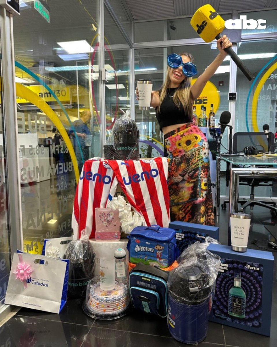 Romance985's tweet photo. #2AñosConBelenB | ¡La Caja de Belén!🎉

#BelenALaSiesta cumple 2 años, pero los regalos son para vos. 💃🎁

¿Te imaginás qué hay dentro de la caja sorpresa de Belén ? 👀 Deslizá y descubrí los premiazos que pueden ser tuyos.

🎊 Participar es fácil:

1️⃣Dejá tu mensaje de felicidades.

📅 El sorteo se hace hoy, suerte! 🍀

98.5FM🎧 Solo Éxitos.
📲https://t.co/1xieAzYSd5