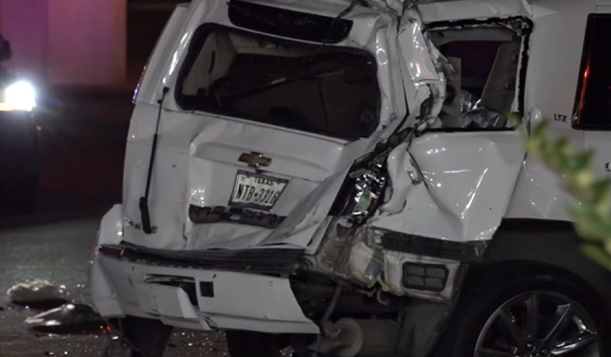 TheKristLawFirm's tweet photo. 18-wheeler rams into 6 cars waiting at stop light in SE #Houston, killing 1 and #injuring 2: https://t.co/bgGsGs0aAr | #TruckAccident #BigRigAccident #Injured #Texas #Lawyer https://t.co/JNJsnYeyIn