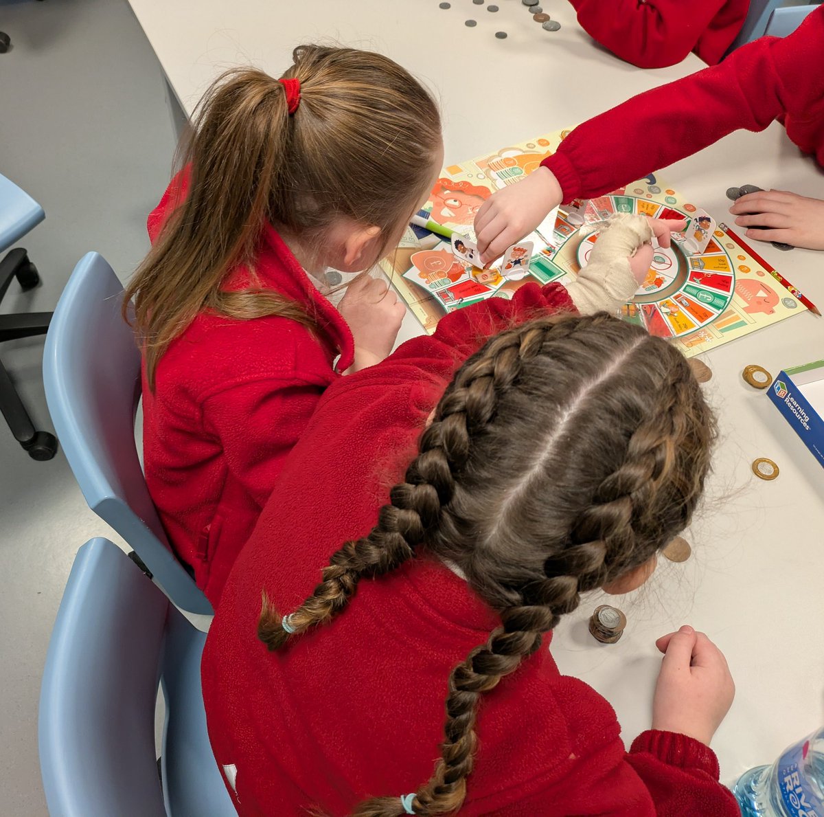 mulgrew_ciara's tweet image. Lovely to catch up with our super #Time2Count volunteer from @Economy_NI who has been great at supporting pupils at #WoodburnPS with their #maths &amp;amp; #numeracyskills. #MakingMathsFun #RelievingMathsAnxiety ➕➗➖✖️ @bitcni