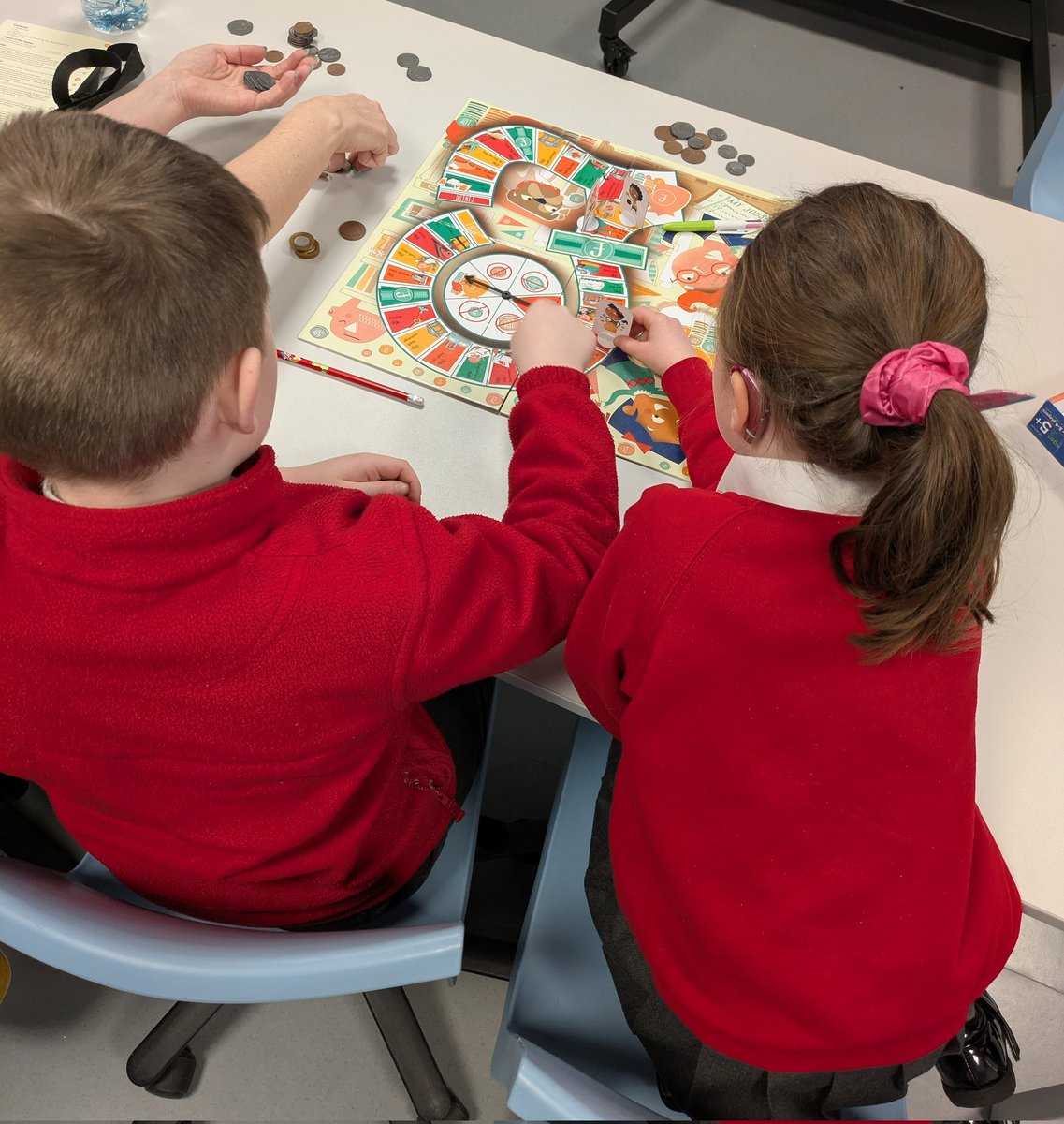 mulgrew_ciara's tweet image. Lovely to catch up with our super #Time2Count volunteer from @Economy_NI who has been great at supporting pupils at #WoodburnPS with their #maths &amp;amp; #numeracyskills. #MakingMathsFun #RelievingMathsAnxiety ➕➗➖✖️ @bitcni