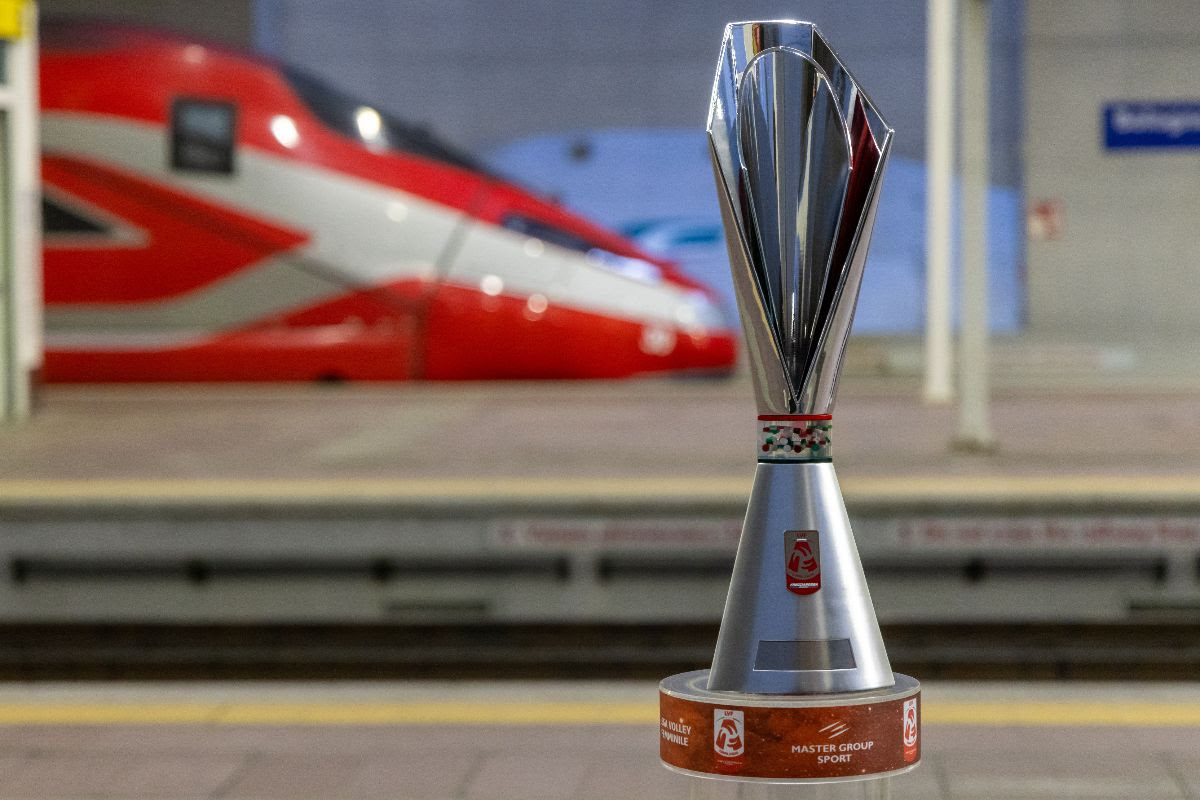 LegaVolleyF's tweet photo. 🏐🏆🇮🇹🗞️ #CoppaItalia @frecciarossaofficial
Il nuovo trofeo arriva a #Bologna e sarà visibile tutta la settimana presso l' #InfoPoint #eXtraBO di Piazza del Nettuno
Giunta questa mattina alla Stazione Centrale di Bologna, la coppa verrà esposta nella piazza principale del capoluogo emiliano fino al weekend
🗞️ Il comunicato stampa sul nostro sito LVF 👉 https://t.co/0PHhm29ib7
#iLoveVolley #TheGoldenAge #Volleyball #Volley #Pallavolo