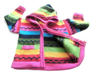 Farbenfrohe Mädchen #Kinderstrickjacke aus original peruanischer #Alpakawolle gestrickt. 😘
Alpakawolle ist 7x wärmer als jede andere Wollsorte der Welt 😍#Fairtrade Produkt aus #Peru 👍
➡️ perushop24.com/kinder-kapuzen…