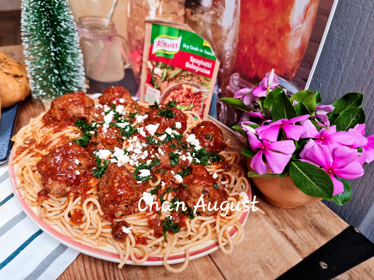 __ChantelAugust's tweet image. Made a one of a kind Meatballs Bolognaise,with a twist,fetta gave it that tanginess,Vibey 🍝...which was a 10/10 according to my family 🥰😍 gotta admit this @Knorr_ZA Dry cook in sauce makes Bolognaise super easy and convenient #TheLunchLeague @Yfm #KnorrMealSolutions