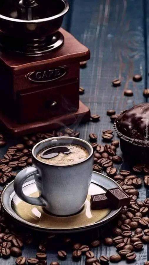 إذا كان كلامك ، أعمق من أن يُفهم 
فقدِّم ، صمتك عليه
وإذا كان شعورك  أكبر من أن يُعرف 
فحاول إخفاءه ،
فـهناك أمور إمَّا أن تُفهم كاملةً
أو لا تُفهم أبدًا .