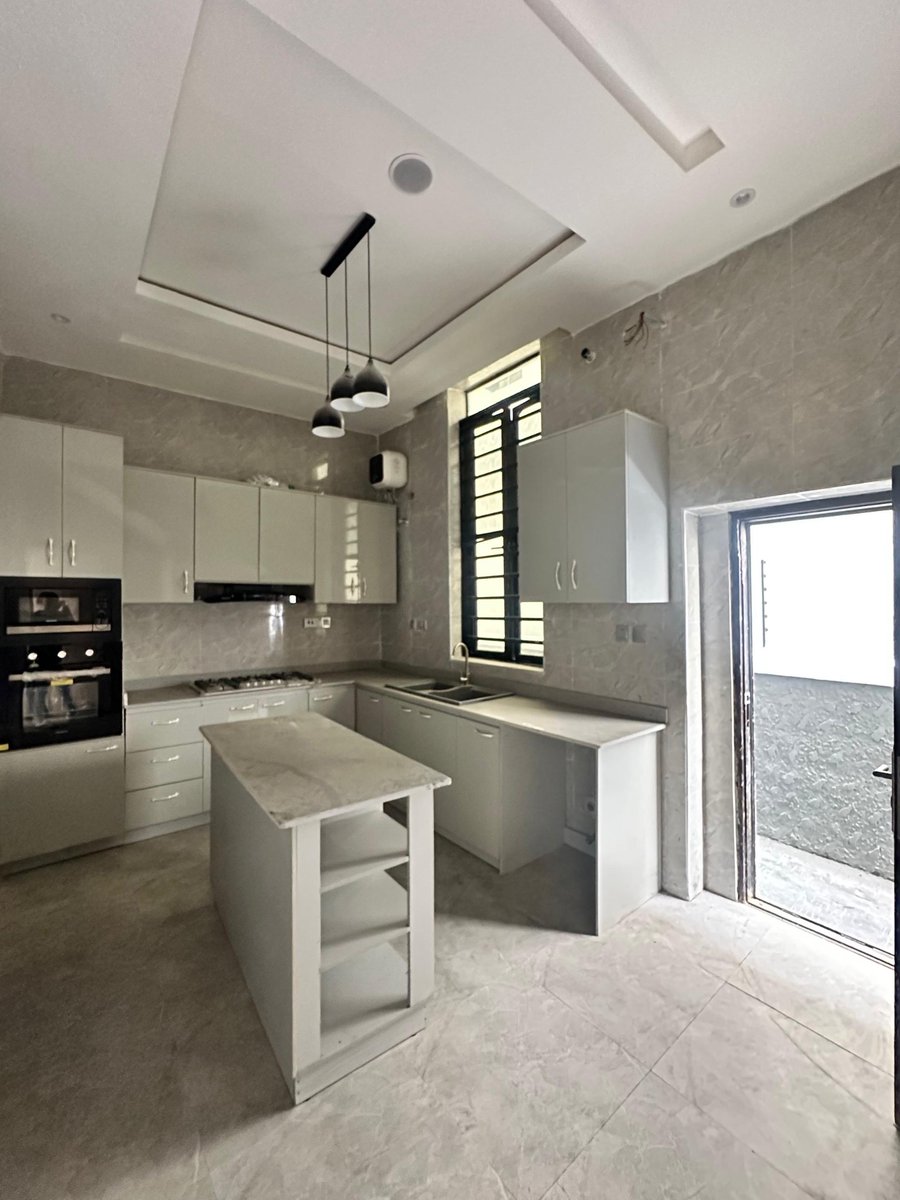 titanequityltd's tweet photo. • CCTV surveillance
• Clean water supply
• Premium-quality tiles
• Well-equipped pantry
• Modern island countertop
• Expansive master’s suite
• Walk-in closet
• Walk-in shower &amp; Jacuzzi
•Custom Vanity
•Parking space for four cars https://t.co/AmL5s9Lcpp