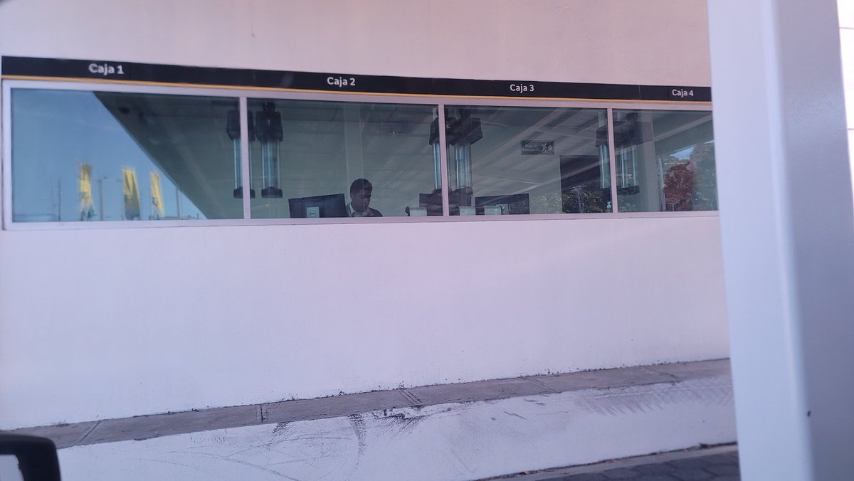 smartmiguel's tweet photo. Buenas tardes señores @bancoagricolasv nuevamente Autobanco lleno y solo un cajero, que les puedo decir, nuevamente a perder tiempo.
Deberían de tomar más en cuenta las sugerencias, pero bueno. https://t.co/IT1AzXHIuC
