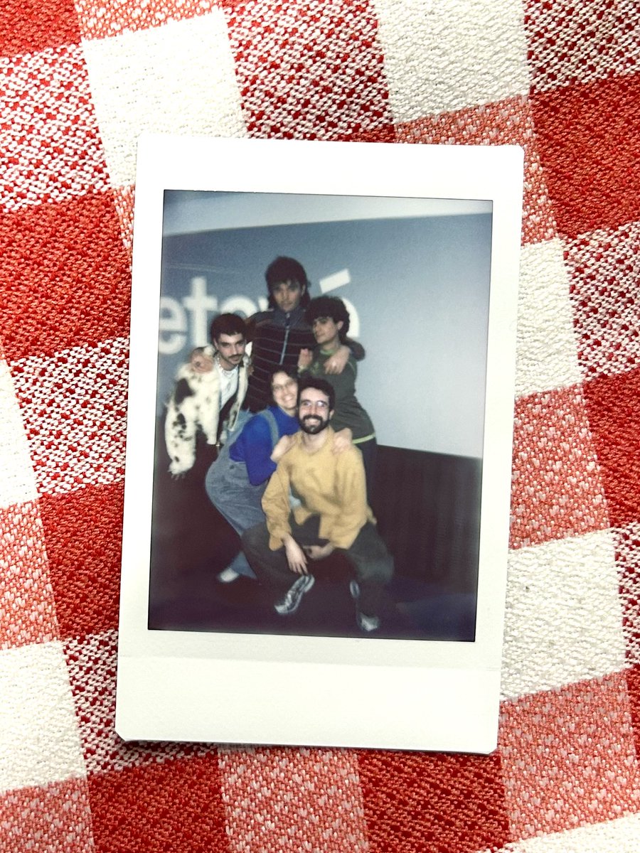 avui us portem un esmorzar ✨ deluxe ✨ amb en Ferran, en Vicenç i l’Àngel 🧚 ens expliquen que tenir un projecte musical és com fer un màster 📖 parlem de tot el què s’aprèn fent música amb amigues i molt més 💋