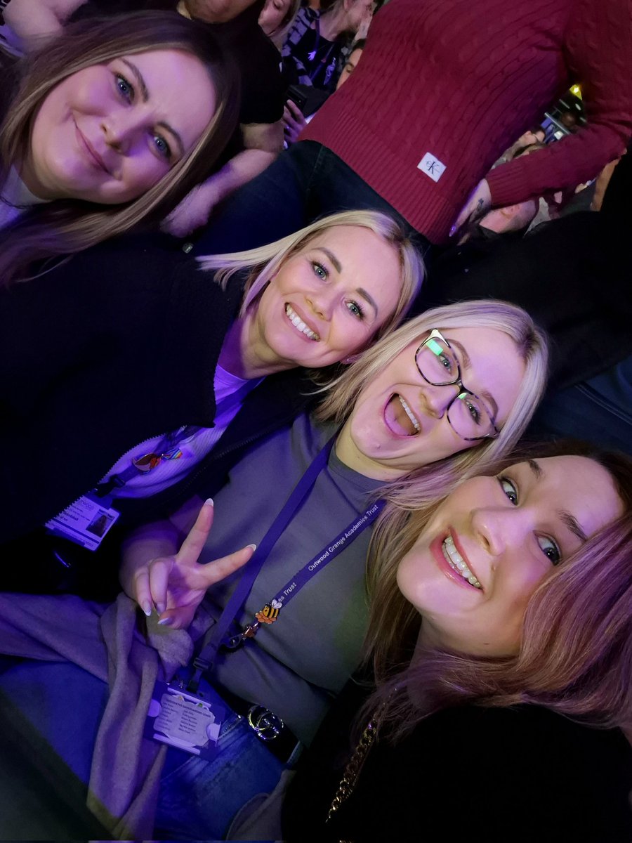 In Leeds today for the Outwood teacher conference! Really inspiring day and a fab day out for the team 👩‍🏫✌️ <a href="/CarltonModern/">@OutwoodAcademyCarlton_Art</a> <a href="/RowenaB1981/">Rowena Beardshall</a>