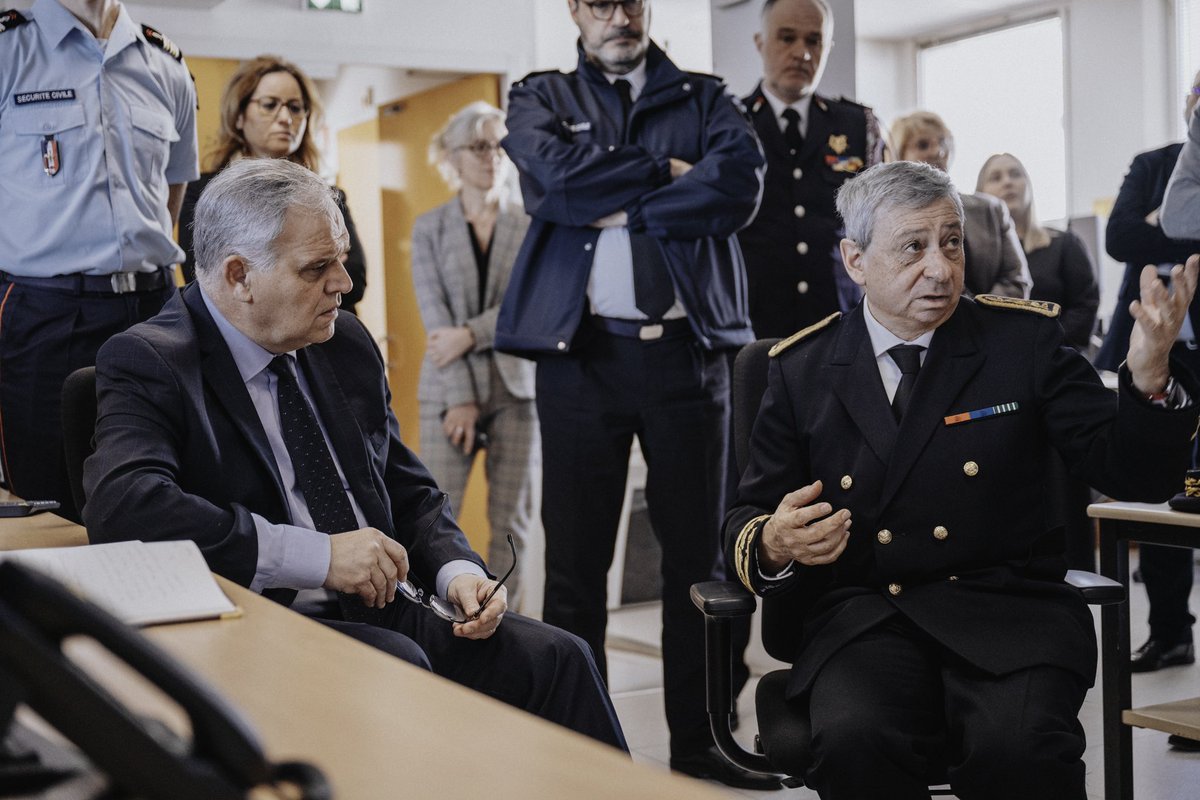 fnb_officiel's tweet photo. Visite des locaux de l’#EMIZ et du #COZ pour échanger avec les équipes mobilisées en première ligne dans la gestion des crises. Présentation de SYNAPSE pour l’alerte et la gestion & SYNERGI pour le suivi des événements majeurs : 2 outils au service des défis de la #SécuritéCivile https://t.co/3rzZdJCQ1J