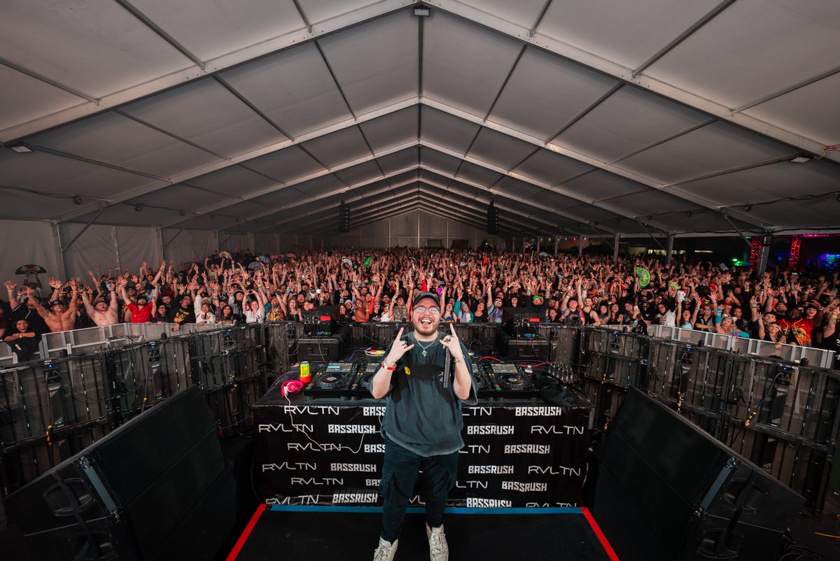 BIGGEST. HEADLINE. SHOW. EVER. 🥲 i can’t believe 4,000 people bought tix to volpeverse vegas &amp; sold this out in advance. 

just over a year ago in the same city, i played at area15 in the portal room for 850 people with a few lasers &amp; couldn’t be more stoked back then but damn