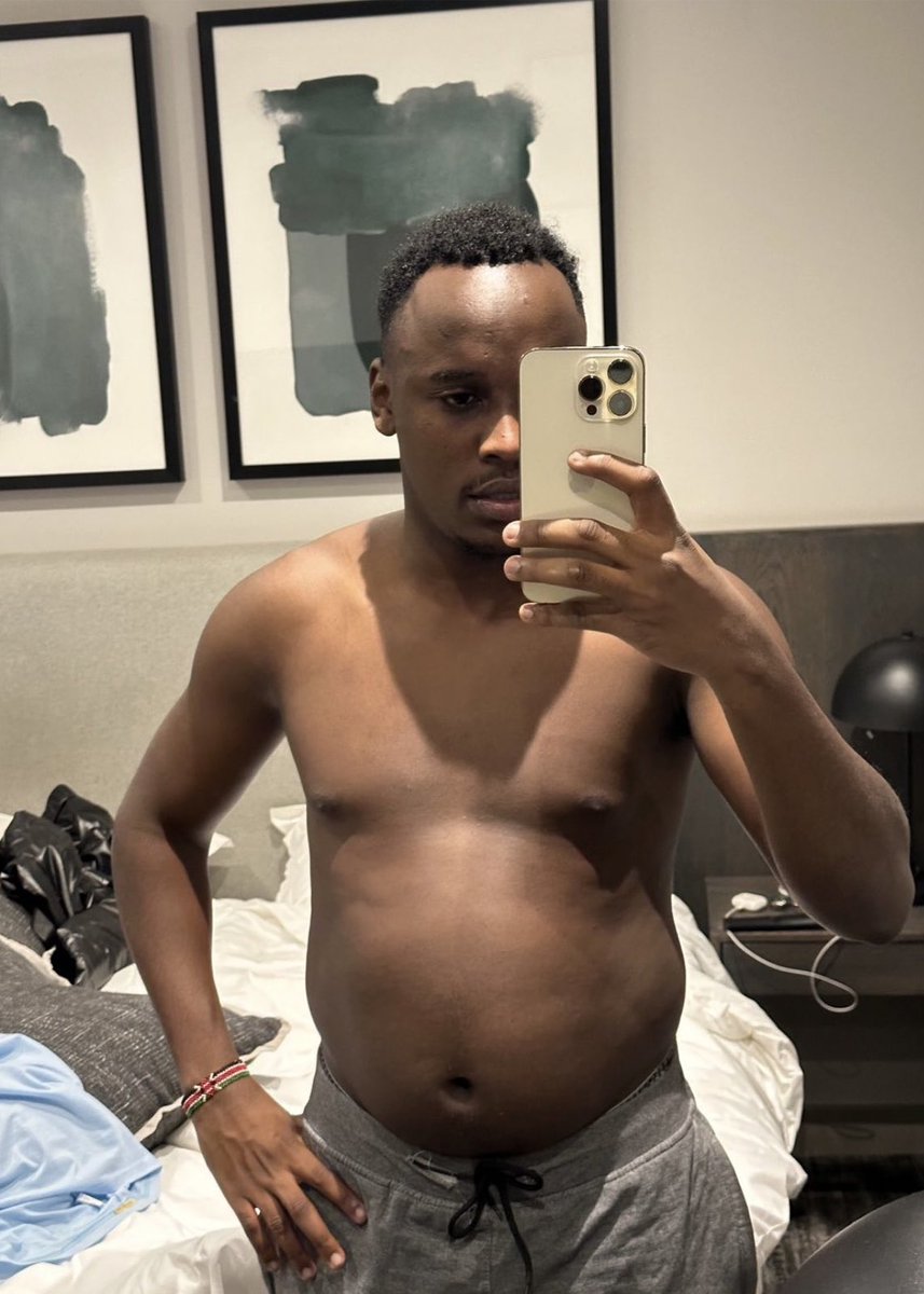 ombachi13's tweet image. Misuli bado ziko, kuja ntakulipia gym I mentor you 😂😂