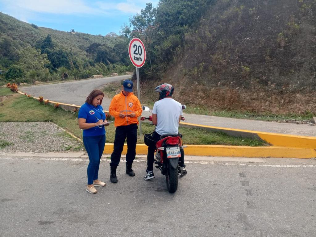 INTTORLosTeques's tweet photo. Funcionarios del #INTTLosTeques desplegados, en conjunto con la @PNBVzla, concientizando a conductores sobre el uso del cinturón de seguridad y el respeto a los límites de velocidad establecidos en las normas de tránsito https://t.co/5ENkIRoeNu