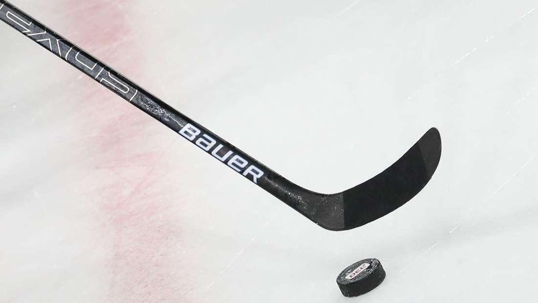 Beim Eishockeyspiel zwischen Klostersee und Landsberg am Sonntag (2. Februar) wurde ein Polizist durch einen Steinwurf verletzt. Eine Eskalation, die die Polizei so nicht hinnehmen kann. bgland24.de/bayern/grafing…