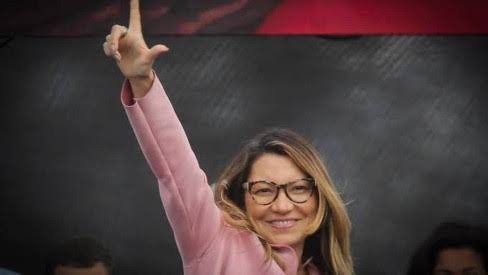 Quem mais concordar, copia e cola nos comentários e bora espalhar:
O BRASIL É DOS BRASILEIROS