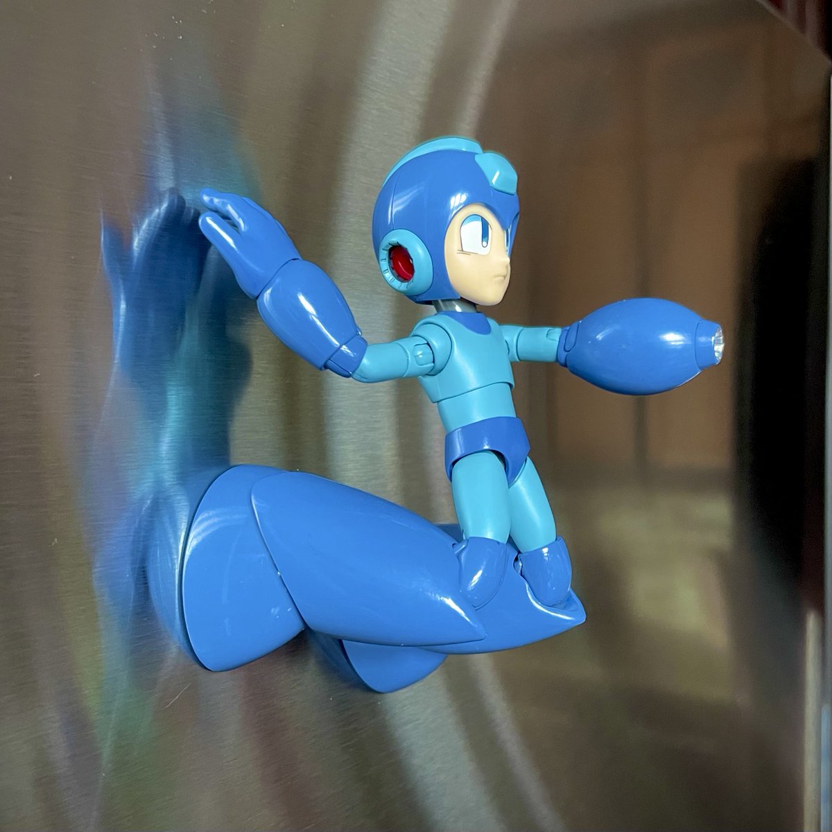 VeebsToys's tweet image. Happy #MegaMonday! The latest #MegaMan addition to my collection is from @threezeroHK ! This is definitely based off of more modern MM art/proportions, but he has cool extras like an E-Tank, extra life, &amp;amp; metal/magnetic feet. Looking forward to the upcoming versions!  #RockMan