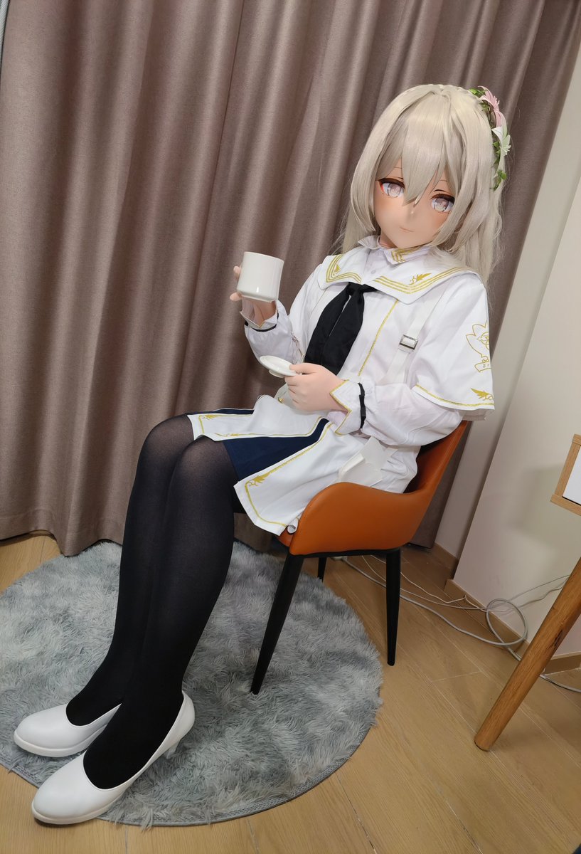 “sensei，这样的我，你还喜欢么......”

和小z老师 (<a href="/Mushro00omZ/">咕咕菇z</a>) 贴贴，十分感谢这两天的招待！

（刘海有点炸了致歉

🎭: <a href="/Cyberloafing_S/">摸鱼头壳_MYKig</a>
📷: <a href="/Mushro00omZ/">咕咕菇z</a> 

#着ぐる #kigurumi #BlueArchive #nagisa #桐藤ナギサ