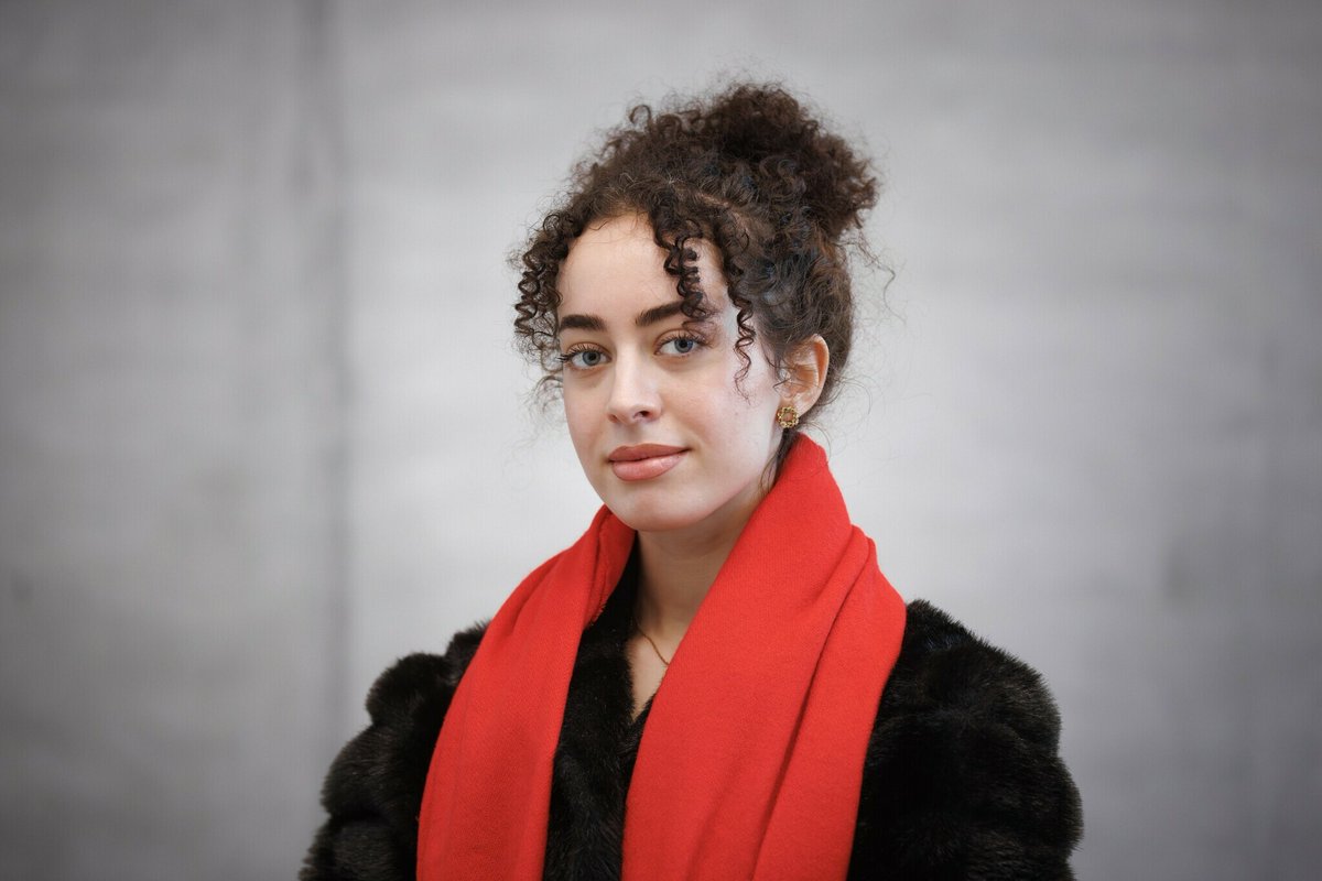 le_Parisien's tweet image. Le maire de Rouen affiche le visage de la jeune Liri sur sa mairie et interpelle à nouveau Bruno Retailleau.

La jeune kosovarde de 25 ans, polyglotte avait une promesse d’emploi en CDI en tant que comptable bilingue, avant de faire l’objet d’une OQTF.

➡️ l.leparisien.fr/Rzi2