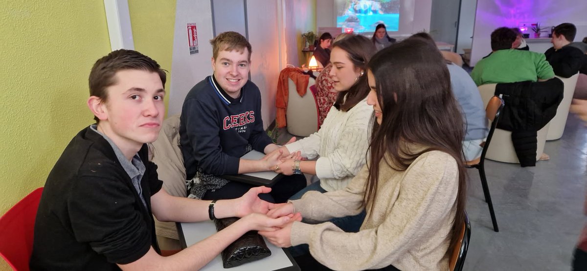 BlaisePascalLon's tweet photo. Installation de la salle bien-être par des élus du CVL bienheureux et auto massages des mains.
@AcLille 
@ota_dsden62 
@dsden62 https://t.co/6UHa42IBT4