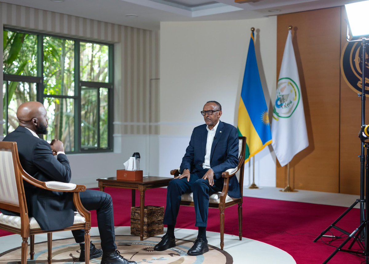 EJO (@ejomagazine) on Twitter photo Umumenyashamakuru wa <a href="/CNN/">CNN</a> <a href="/LarryMadowo/">Larry Madowo</a> aramubaza ati: muri #RDC uno munsi wotubwira ko atamusoda w'u #Rwanda ariyo?
<a href="/PaulKagame/">Paul Kagame</a> ati:" Ntavyo nzi!"
Arongera aramubaza ati: " Nta butare bwa RDC mucukura mukadandaza?"
Perezida Kagame ati:" Ntavyo nzi! (...) Ahubwo burya Umumenyashamakuru wa <a href="/CNN/">CNN</a> <a href="/LarryMadowo/">Larry Madowo</a> aramubaza ati: muri #RDC uno munsi wotubwira ko atamusoda w'u #Rwanda ariyo?
<a href="/PaulKagame/">Paul Kagame</a> ati:" Ntavyo nzi!"
Arongera aramubaza ati: " Nta butare bwa RDC mucukura mukadandaza?"
Perezida Kagame ati:" Ntavyo nzi! (...) Ahubwo burya