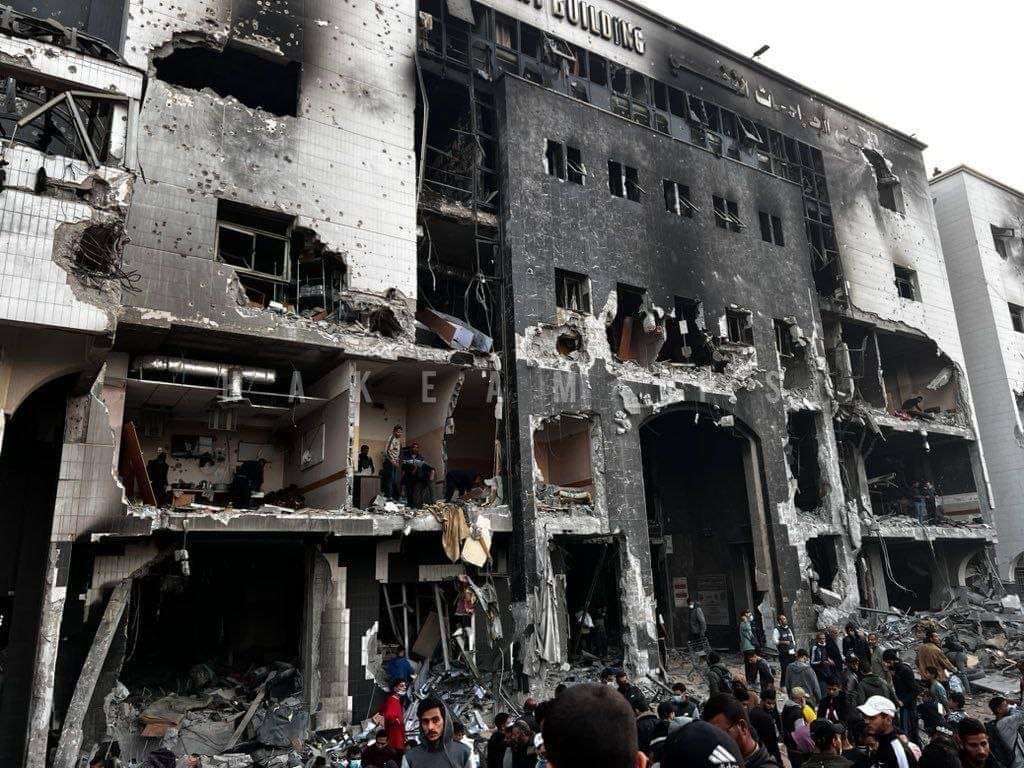 fnaim65's tweet photo. ▪️ A total of 25 hospitals have been completely destroyed by the occupation, including Kamal Adwan Hospital, which was completely engulfed in flames. 
▪️ The Indonesian Hospital in the northern region has been forced to close after its oxygen station was set on fire. 
▪️ The destruction throughout the Gaza Strip is immense, with the level of genocide surpassing all estimates. Dozens of bodies are being recovered every day.