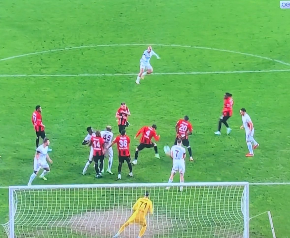 Sarı kartlar temizlendi…

Ofsayttan gol atıldı… 

Davinson hentbol oynarken penaltı vermeyerek Kadir SAĞLAM durdu… 

Daha ne olsun... 

Bu şartlarda 40’ta 40 yapar bu takım… Avrupa’ya gidince de çifte telli oynar… 

✅YABANCI VAR YETMEZ YABANCI HAKEM ŞART…