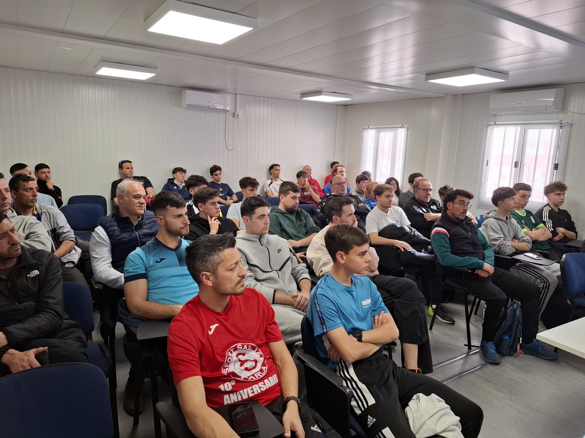 Hoy ha tenido lugar la séptima y última ponencia del Bloque 3⃣ de las Jornadas Presenciales organizadas por la Escuela de <a href="/EntrenadoRffm/">Comité y Escuela de Entrenadores de la RFFM</a> en Cotorruelo 🏟️.  

Turno para Jesús Suárez y su clase magistral "Responsabilidades del entrenador, reglas y bases de competición".