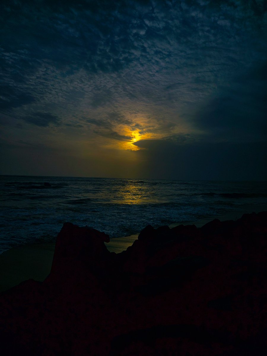 suryajithss_'s tweet photo. 🌝💫 https://t.co/x9jJ4kOoNP