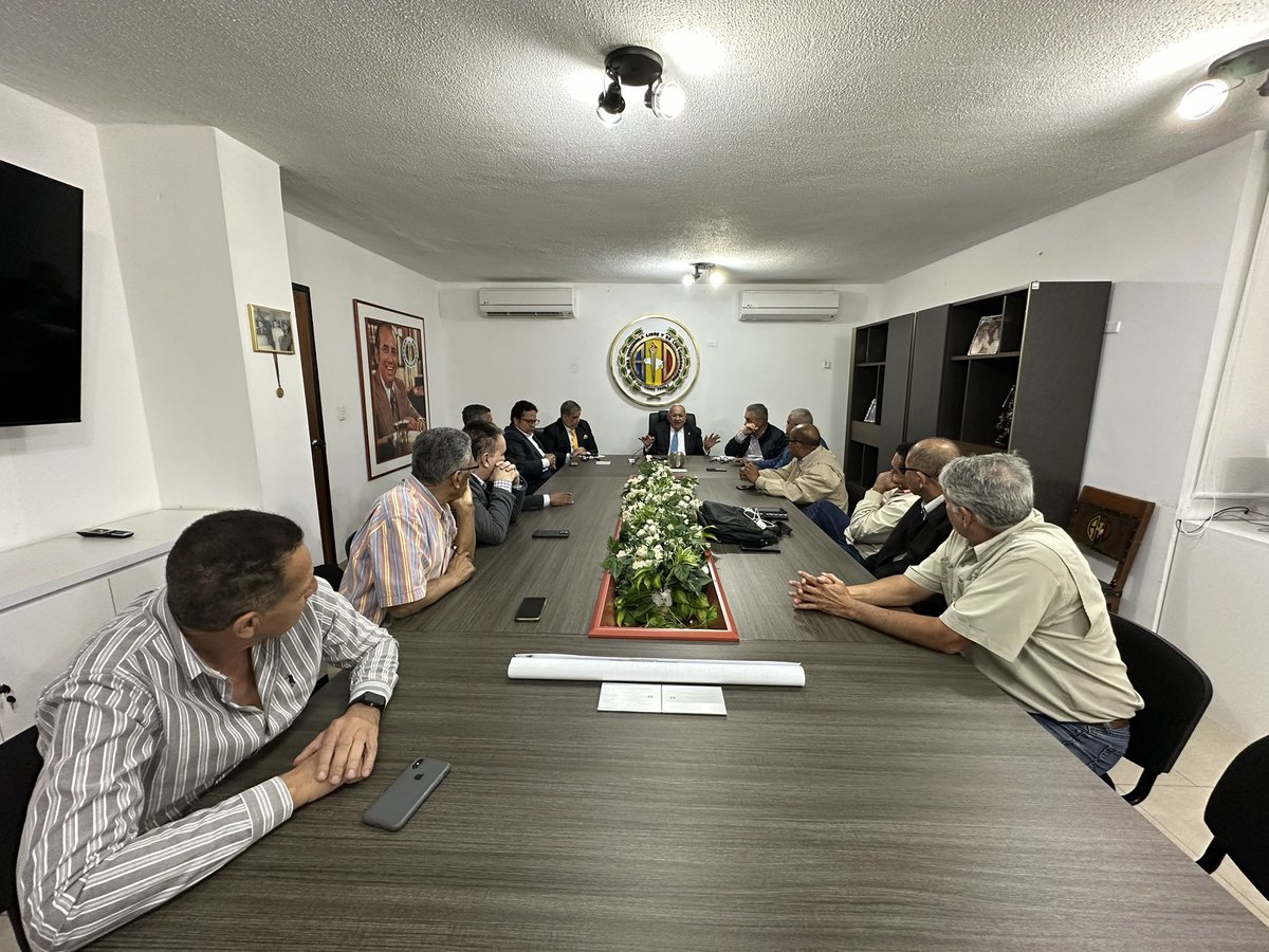 ADVenezuelaa's tweet photo. Nuestro Secretario General Nacional @adbernabe y la Secretaria Nacional de Organización @mydonascimento, reciben a las secciónales Táchira, Monagas, La Guaira, Apure, Cumaná, Miranda, Guárico y Caracas, de cara al 27 de abril. La Maquinaria ADeca está activada y en acción. 🙌🏻🏳️ https://t.co/CHu4tGxH3H