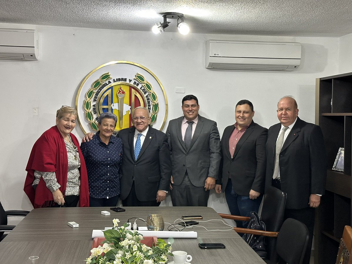 ADVenezuelaa's tweet photo. Nuestro Secretario General Nacional @adbernabe y la Secretaria Nacional de Organización @mydonascimento, reciben a las secciónales Táchira, Monagas, La Guaira, Apure, Cumaná, Miranda, Guárico y Caracas, de cara al 27 de abril. La Maquinaria ADeca está activada y en acción. 🙌🏻🏳️ https://t.co/CHu4tGxH3H
