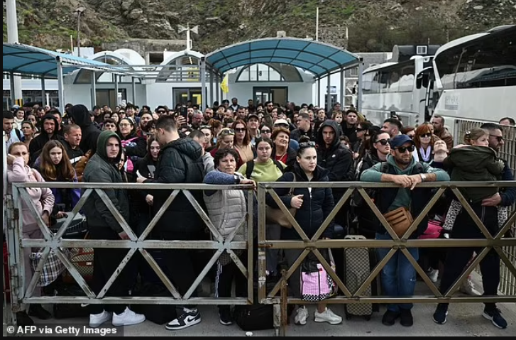 MoazMoaz777's tweet image. Santorini Shakes Up!

Post the emergency meeting on Sunday, residents and hotel owners in Santorini were urged to drain their swimming pools due to fears that large volumes of water could destabilize buildings if a strong earthquake hits. #SantoriniQuake #CryptoBoom

Another…