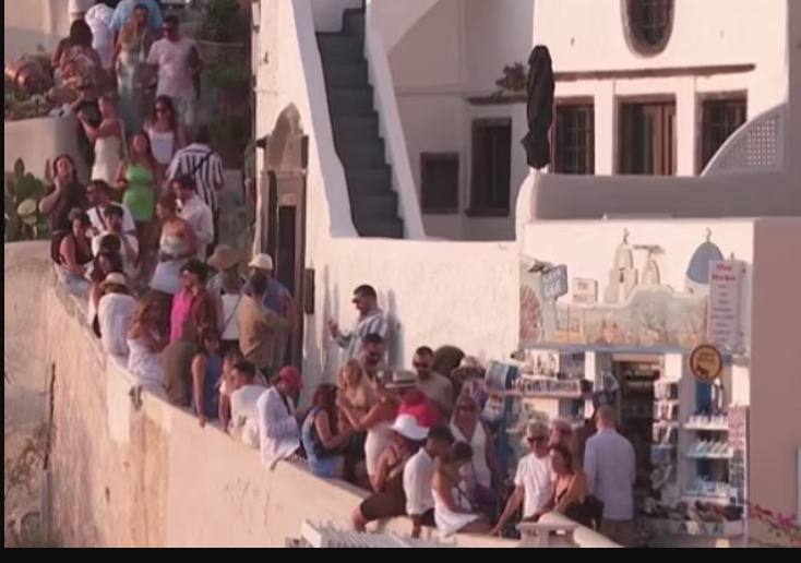 MoazMoaz777's tweet image. Santorini Shakes Up!

Post the emergency meeting on Sunday, residents and hotel owners in Santorini were urged to drain their swimming pools due to fears that large volumes of water could destabilize buildings if a strong earthquake hits. #SantoriniQuake #CryptoBoom

Another…