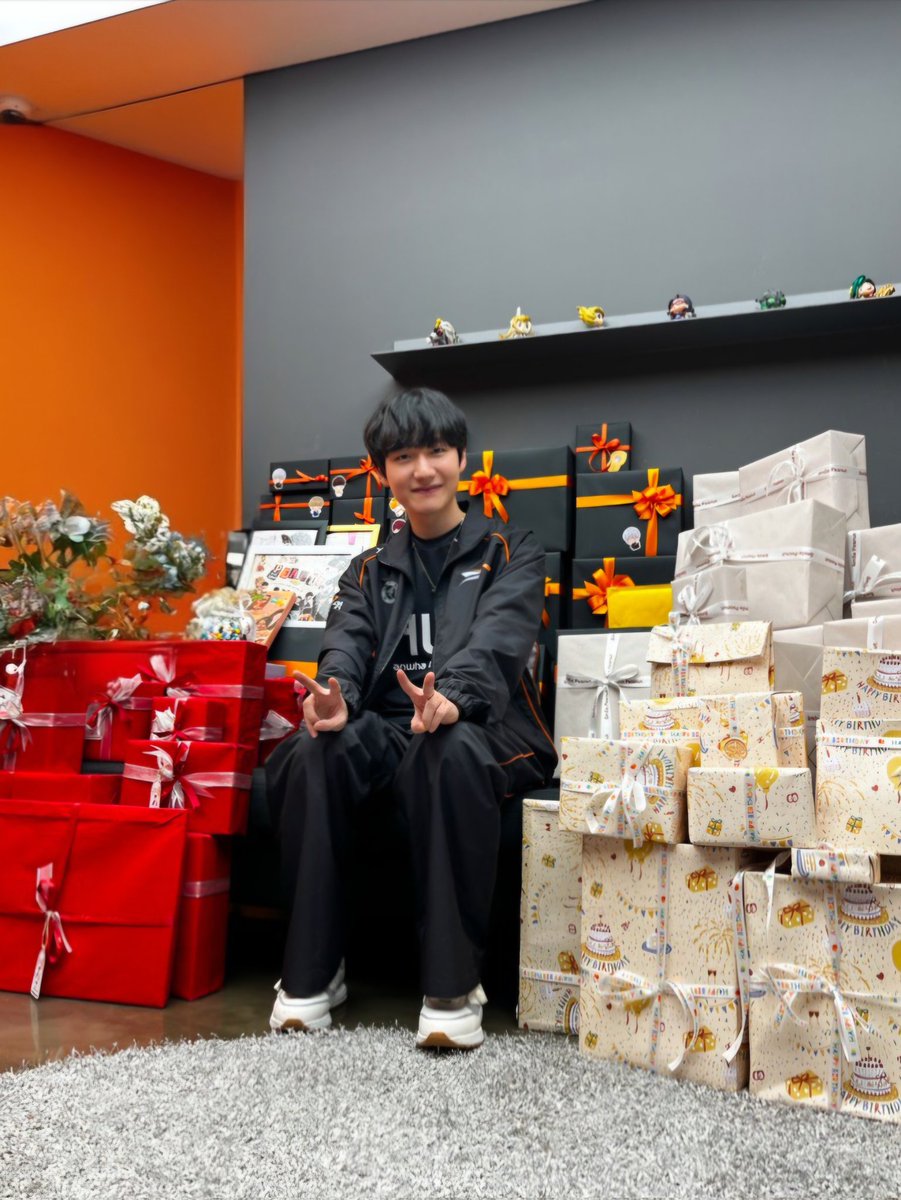 I got lots of birthday wishes this year as well and I’m truly grateful.
Thank you for always supporting me. I’ll keep working hard to live up to it.
The weather’s getting colder here, hope you all take care and stay warm and good night! 🥰🥰🥰