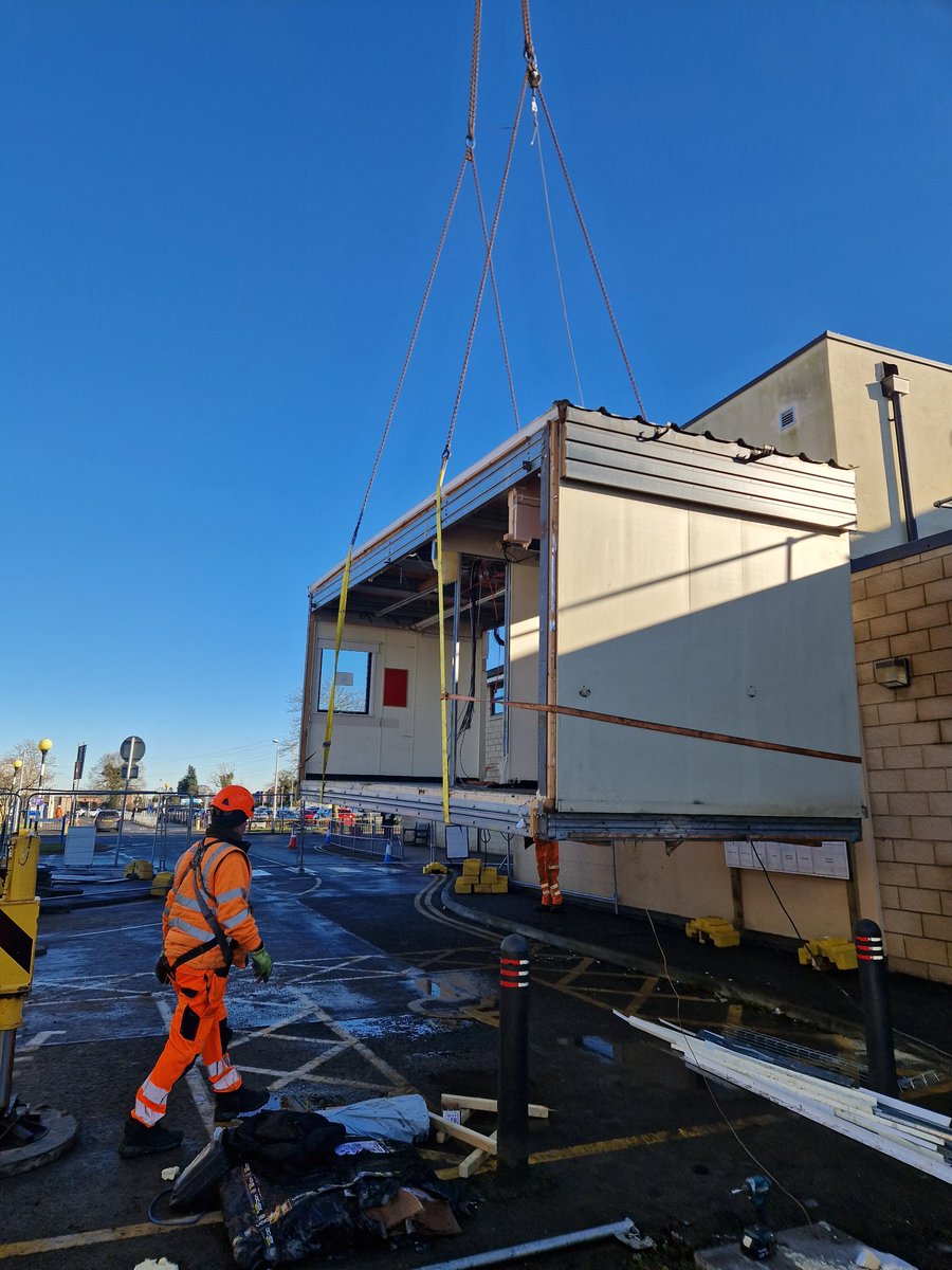 greig_black's tweet photo. Removal 4 Bay Modular and J/Leg Unit for AD Modular at Leighton Hospital, Crewe for Robertson Construction https://t.co/JQ8x64MtL3