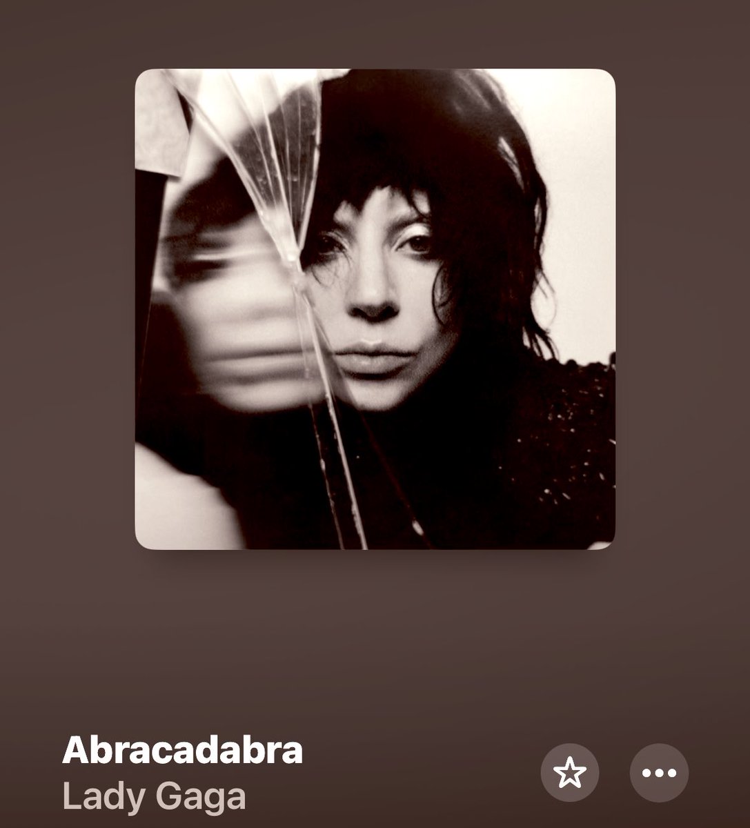 ricardoisaac3's tweet photo. Confeccionado de tres esqueletos: #Alejandro, #BornThisWay y #MarryTheNight
#Gaga super talentosa pero sigue sacando versiones 2.0 de sus anteriores hits y es que francamente la canciรณn de #ABRACADABRA es buena aliena con su nombre junto con el concepto pero nada nuevo. https://t.co/mrTXv2nxcK