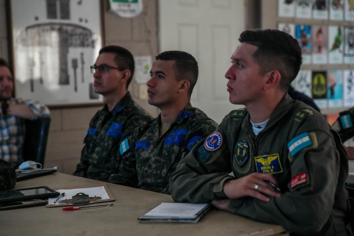 AereaHn's tweet photo. #NoticiasFAH || Tú #FuerzaAereaHN🇭🇳, a través de la Base Aérea Coronel Hernán Acosta Mejía #BASEHAM, participa en las "Clases de Carga Externa en Airbus H-145 D3" con el objetivo de reforzar las capacidades de nuestros Técnicos en Mecánica de Aviación. 🇭🇳🚁✈️ 

#FAHcontigo  "Las Alas de Honduras" #CentinelasDelAire #93añosFAH
#200AñosAlServicioDeLaNación