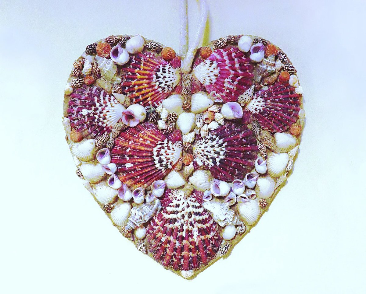 yvettetreasaden's tweet image. Good Evening #womaninbizhour A shell heart for Valentines Day. #ValentinesDay #shells #etsy