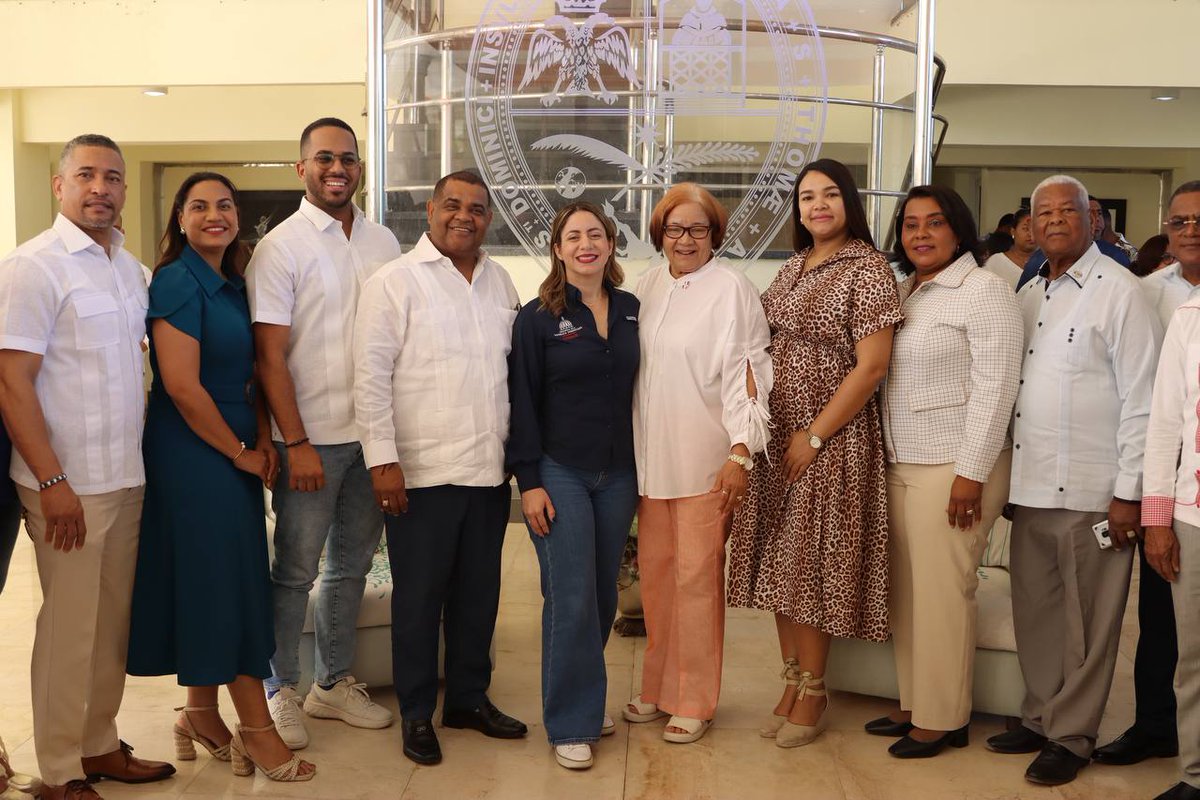 GloriaReyesG's tweet photo. 📍 ¡Barahona, estamos contigo! 💙

Ayer llevamos el operativo #SupérateEnTuComunidad a Barahona, fortaleciendo el vínculo con la gente y reafirmando nuestro compromiso con un desarrollo social inclusivo y sostenible. ¡Escuchamos de primera mano las necesidades de la comunidad! https://t.co/Zmc0JaA93W