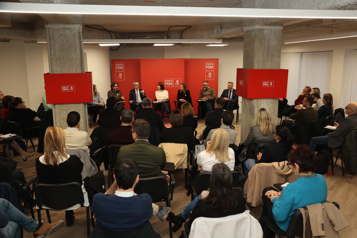 SocialistesVal's tweet photo. Primera reunió de la nova executiva del PSPV-PSOE🌹

Un gran projecte que pensa en els interessos de la gent i en el que necessiten. 

#AcíEstem❤️🎯 https://t.co/bfQOIlDpnk