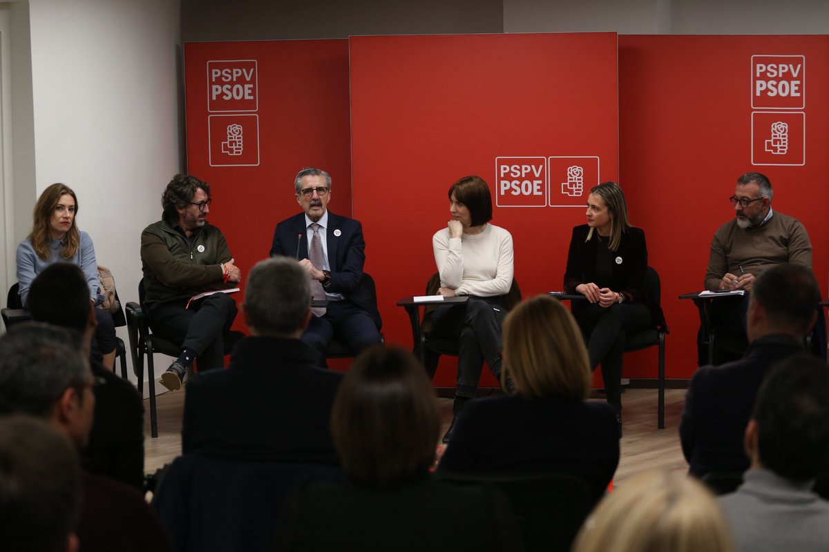 SocialistesVal's tweet photo. Primera reunió de la nova executiva del PSPV-PSOE🌹

Un gran projecte que pensa en els interessos de la gent i en el que necessiten. 

#AcíEstem❤️🎯 https://t.co/bfQOIlDpnk