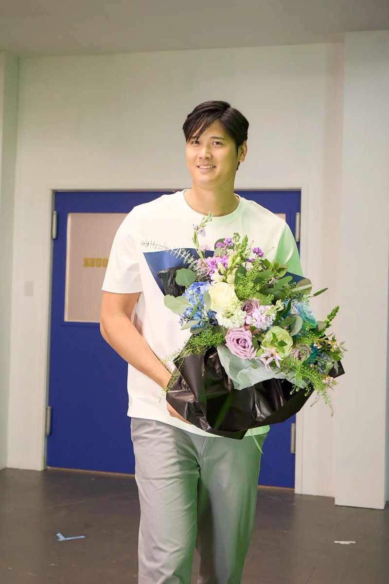 花が似合って爽やかですね😊