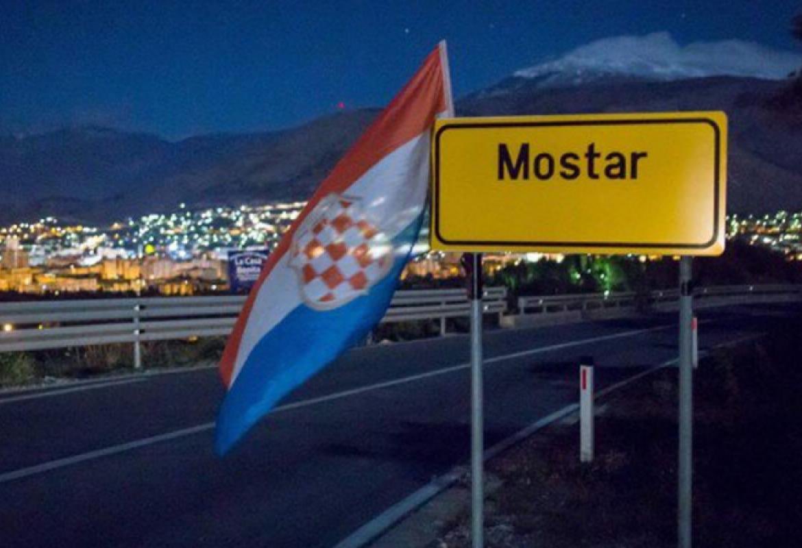 Pitaj Dunav šta je bilo oko Vukovara,
I velebit hladan kamen nek ti odgovara,
Jel se Gospa Hercegovska suza naplakala,
To upitaj milo moje, PUTEM DO MOSTARA!