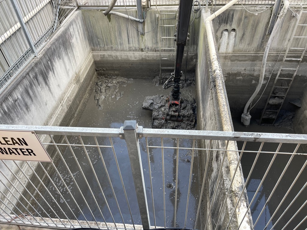 ChambersCivil's tweet photo. GPT and Spillway Cleaning Made Easy 🚛
Maintaining GPTs and spillways is critical to road safety, and grab trucks make it fast and efficient. With their precision and capacity, we clear sediment and debris to keep your water management systems running smoothly. 💦 https://t.co/rf09X09NHC