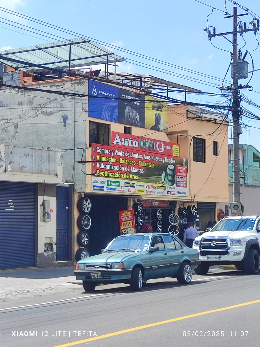 QuitusBike's tweet photo. Transitar por la Avda 5 de  junio y por la Avda Teniente Hugo Ortiz es una verdadera odisea .. srs @AMT_Quito  van a hacer algo?pese a la señalética los conductores no respetan nada #InvasionCicloviaUIO #RespetoAlCiclista luego andan diciendo: vayan al parque . @movilidadquito_ https://t.co/N7KZNKUBId