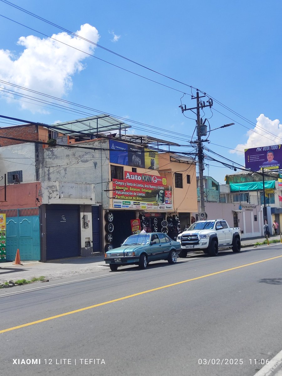 QuitusBike's tweet photo. Transitar por la Avda 5 de  junio y por la Avda Teniente Hugo Ortiz es una verdadera odisea .. srs @AMT_Quito  van a hacer algo?pese a la señalética los conductores no respetan nada #InvasionCicloviaUIO #RespetoAlCiclista luego andan diciendo: vayan al parque . @movilidadquito_ https://t.co/N7KZNKUBId