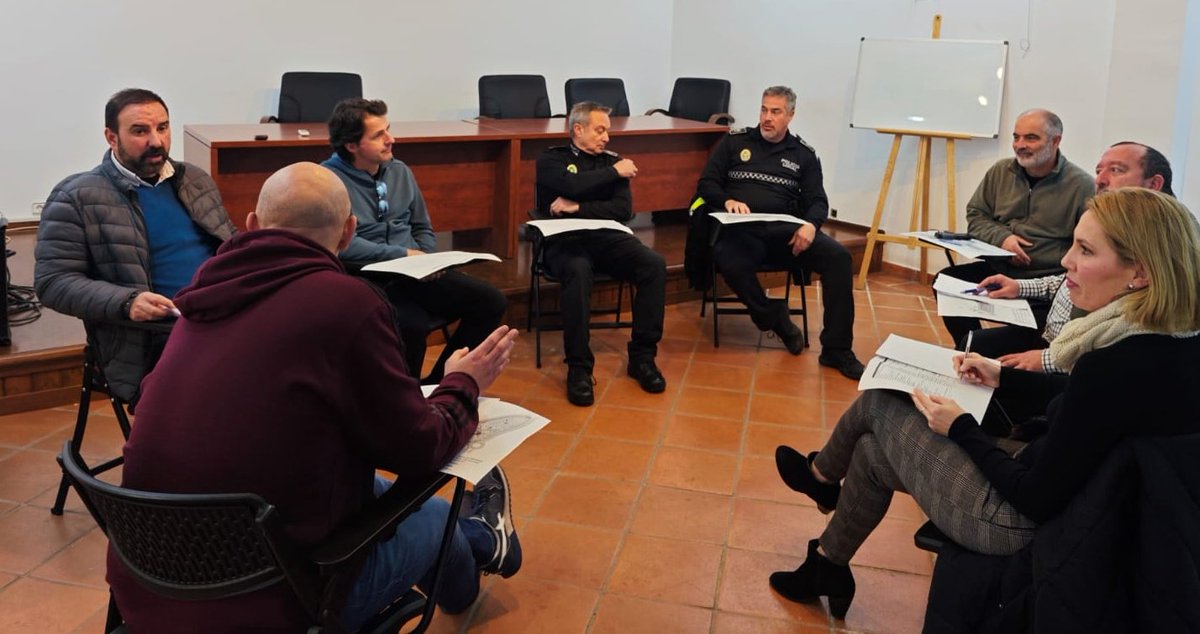 Policías de Bollullos de la Mitación, Camas, Castilleja de la Cuesta, Coria del Río, Sanlúcar La Mayor, Mairena del Aljarafe y  Sevilla trabajan para la organización de las III Quedada de Aulas Vitaminas. Una convivencia para las aulas específicas de los Centros educativos.